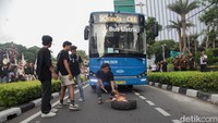 Massa juga sempat memblokade jalanan, namun dicegah polisi.  
