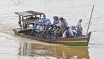 Potret Warga Sekernan Andalkan Perahu untuk Seberangi Sungai Batanghari