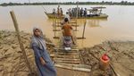 Potret Warga Sekernan Andalkan Perahu untuk Seberangi Sungai Batanghari