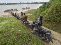 Potret Warga Sekernan Andalkan Perahu untuk Seberangi Sungai Batanghari