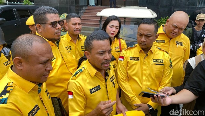 PP Angkatan Muda Pemuda Golkar (AMPG) melaporkan akun media sosial (medsos) yang menyerang dan menghina pribadi Ketum Partai Golkar Bahlil Lahadalia ke Polda Metro Jaya (Wildan N/detikcom)