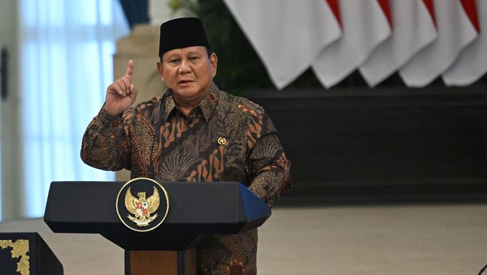 Presiden Prabowo Subianto (atas, kedua kanan) didampingi Wapres Gibran Rakabuming Raka (atas, kanan) memimpin Sidang Kabinet Paripurna di Istana Negara, Jakarta, Senin (20/10/2025). Sidang kabinet paripurna yang bertepatan dengan setahun masa pemerintahan Presiden Prabowo dan Wapres Gibran tersebut membahas realisasi pada 2025 dan rencana kerja pada 2026 terkait program kerja Kabinet Merah Putih di sejumlah bidang, dari ekonomi, bidang pangan, energi, pemberantasan kemiskinan, hingga pembangunan SDM. ANTARA FOTO/Aditya Pradana Putra/nz
