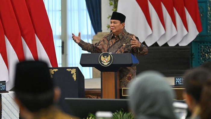 Presiden Prabowo Subianto (atas, kedua kanan) didampingi Wapres Gibran Rakabuming Raka (atas, kanan) memimpin Sidang Kabinet Paripurna di Istana Negara, Jakarta, Senin (20/10/2025). Sidang kabinet paripurna yang bertepatan dengan setahun masa pemerintahan Presiden Prabowo dan Wapres Gibran tersebut membahas realisasi pada 2025 dan rencana kerja pada 2026 terkait program kerja Kabinet Merah Putih di sejumlah bidang, dari ekonomi, bidang pangan, energi, pemberantasan kemiskinan, hingga pembangunan SDM. ANTARA FOTO/Aditya Pradana Putra/nz