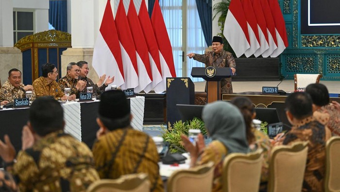 Prabowo Pimpin Sidang Kabinet di Setahun Pemerintahan Presiden Prabowo Subianto (atas, kedua kanan) didampingi Wapres Gibran Rakabuming Raka (atas, kanan) memimpin Sidang Kabinet Paripurna di Istana Negara, Jakarta, Senin (20/10/2025). Sidang kabinet paripurna yang bertepatan dengan setahun masa pemerintahan Presiden Prabowo dan Wapres Gibran tersebut membahas realisasi pada 2025 dan rencana kerja pada 2026 terkait program kerja Kabinet Merah Putih di sejumlah bidang, dari ekonomi, bidang pangan, energi, pemberantasan kemiskinan, hingga pembangunan SDM. ANTARA FOTO/Aditya Pradana Putra/nz