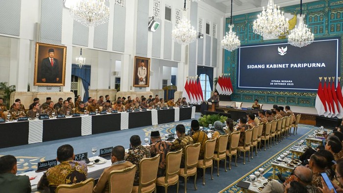 Prabowo Pimpin Sidang Kabinet di Setahun Pemerintahan Presiden Prabowo Subianto (atas, kedua kanan) didampingi Wapres Gibran Rakabuming Raka (atas, kanan) memimpin Sidang Kabinet Paripurna di Istana Negara, Jakarta, Senin (20/10/2025). Sidang kabinet paripurna yang bertepatan dengan setahun masa pemerintahan Presiden Prabowo dan Wapres Gibran tersebut membahas realisasi pada 2025 dan rencana kerja pada 2026 terkait program kerja Kabinet Merah Putih di sejumlah bidang, dari ekonomi, bidang pangan, energi, pemberantasan kemiskinan, hingga pembangunan SDM. ANTARA FOTO/Aditya Pradana Putra/nz