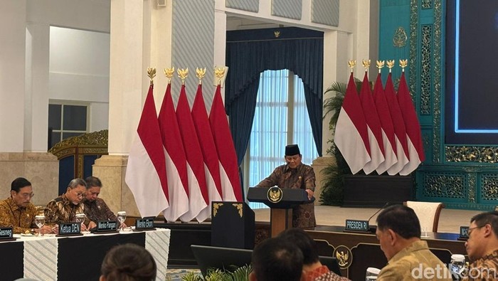 Presiden Prabowo Subianto dalam Sidang Kabinet Paripurna di ruang tengah Istana Negara, Senin (20/10/2025).