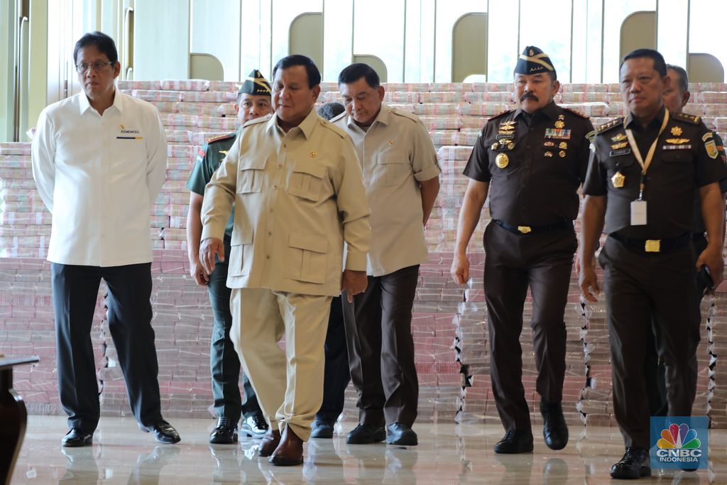 Presiden Prabowo Subianto bersama beberapa Kabinet Menteri Merah Putih dan Jaksa Agung, ST Burhanuddin dalam Penyerahan Uang Pengganti Kerugian Negara, di Kejaksaan Agung, Jakarta, Senin (20/10/2025). (CNBC Indonesia/Tri Susilo)