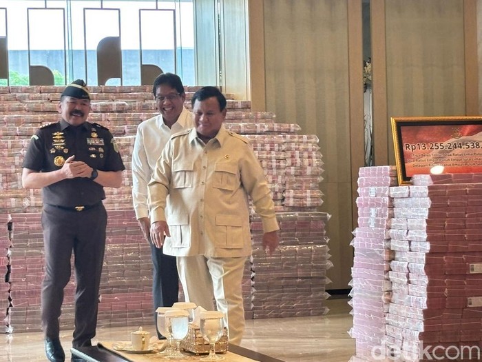 Presiden Prabowo Subianto menghadiri penyerahan pengganti kerugian negara dalam perkara korupsi pemberian fasilitas ekspor crude palm oil (CPO) dan turunannya senilai Rp 13 triliun. (Firda CA/detikcom)