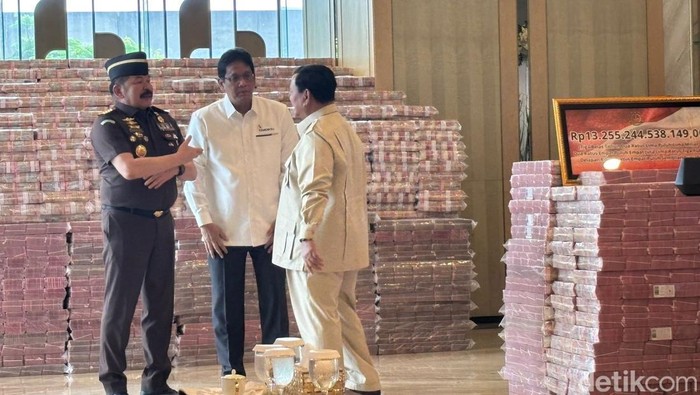 Presiden Prabowo Subianto menghadiri penyerahan pengganti kerugian negara dalam perkara korupsi pemberian fasilitas ekspor crude palm oil (CPO) dan turunannya senilai Rp 13 triliun. (Firda CA/detikcom)