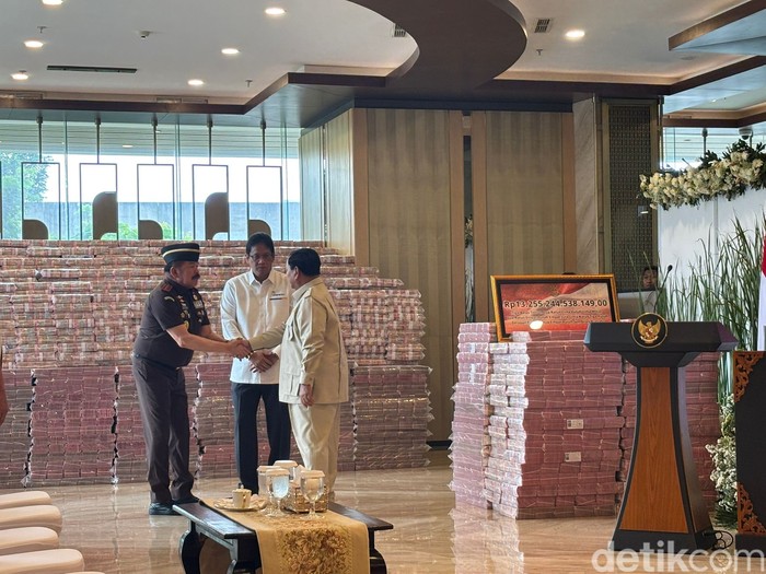 Presiden Prabowo Subianto menghadiri penyerahan pengganti kerugian negara dalam perkara korupsi pemberian fasilitas ekspor crude palm oil (CPO) dan turunannya senilai Rp 13 triliun. (Firda CA/detikcom)