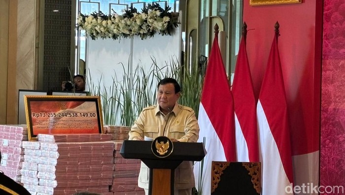 Presiden Prabowo Subianto menghadiri penyerahan pengganti kerugian negara dalam perkara korupsi pemberian fasilitas ekspor crude palm oil (CPO) dan turunannya senilai Rp 13 triliun. (Firda CA/detikcom)