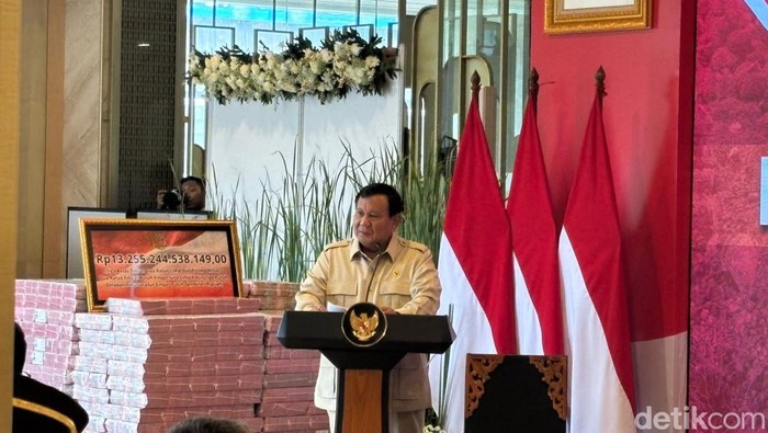 Presiden Prabowo Subianto menghadiri penyerahan pengganti kerugian negara dalam perkara korupsi pemberian fasilitas ekspor crude palm oil (CPO) dan turunannya senilai Rp 13 triliun. (Firda CA/detikcom)