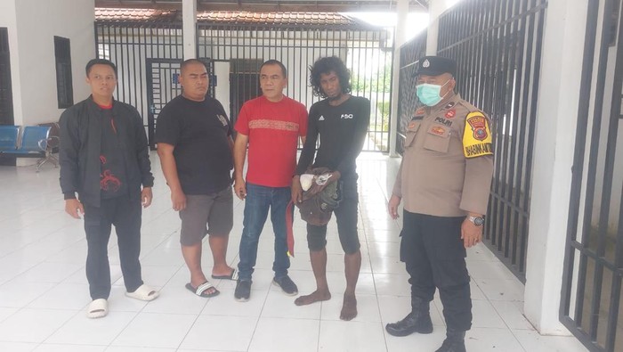Pria ODGJ yang melempari mobil warga di Jalan Cokroaminoto. (Foto: dok. Polsek Kota Kisaran)