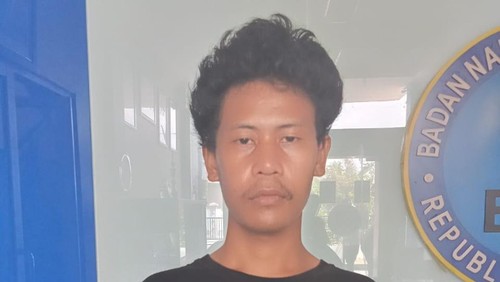 Pria Sumbawa Barat, Yandhi Bin Sulaiman alias Bado, ditangkap BNNP NTB setelah mengambil paket berisi ganja dan sabu yang dibeli dari Medan, Sumut. (Dok BNNP NTB)