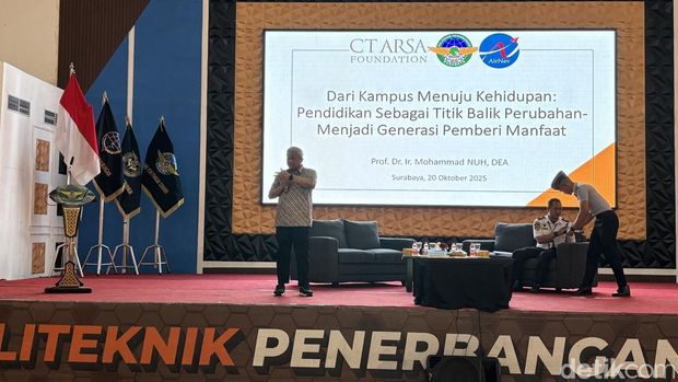 Prof Nuh memberi semangat taruna-taruni Poltekbang Surabaya Prof Nuh memberi semangat taruna-taruni Poltekbang Surabaya
