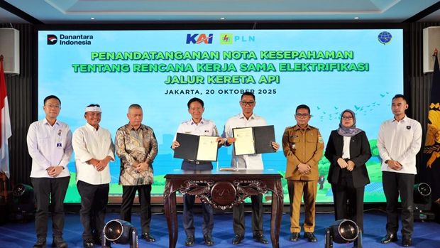 PT Kereta Api Indonesia (Persero) dan PT PLN (Persero) menandatangani Nota Kesepahaman tentang Rencana Kerja Sama Elektrifikasi Jalur Kereta Api di Auditorium Jakarta Railways Center, Senin (20/10/2025). (Dok. KAI)