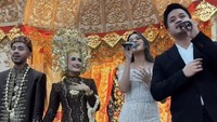 Momen Raisa dan rekan duetnya menyanyikan lagu di pernikahan. Hal ini tentu bikin penggemar haru dan syok karena, dinyanyiin sama idolanya. Foto: dok instagram Raisa Andriana