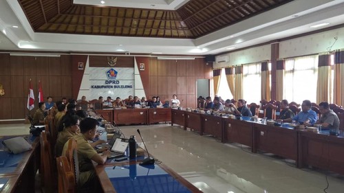 Rapat pembahasan Ranperda tentang Perubahan Kelima atas Perda Nomor 13 Tahun 2016 tentang Pembentukan dan Susunan Perangkat Daerah (OPD) digelar di DPRD Buleleng, Senin (20/10/2025).