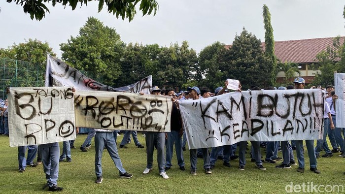 Ratusan siswa SMAN 11 Semarang berunjuk rasa seusai upacara bendera, Selasa (20/10/2025).