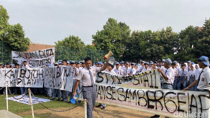 Ratusan siswa SMAN 11 Semarang berunjuk rasa seusai upacara bendera, Selasa (20/10/2025).