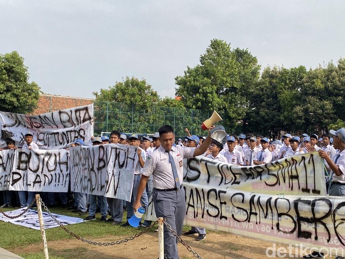 Ratusan siswa SMAN 11 Semarang berunjuk rasa seusai upacara bendera, Selasa (20/10/2025).