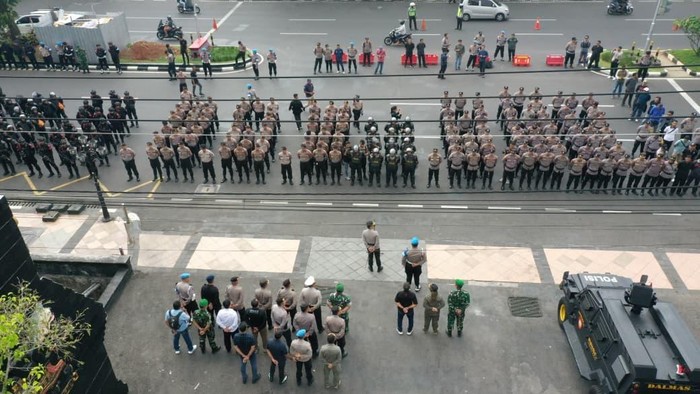 Ribuan personel Polda Jateng saat apel pengamanan aksi unjuk rasa setahun kepemimpinan Prabowo-Gibran di depan kantor Gubernur Jateng, Senin (20/10/2025).