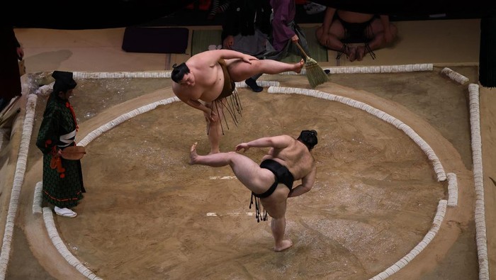 Royal Albert Hall Jadi Saksi Kembalinya Sumo ke Inggris Setelah 34 Tahun Sumo Wrestling - The Grand Sumo Tournament - Royal Albert Hall, London, Britain - October 18, 2025 Oho in action against Gonoyama during the fifteenth bout Action Images via Reuters/Paul Childs