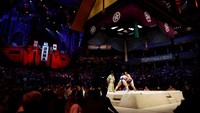 Penonton memadati Royal Albert Hall sambil meneriakkan dukungan untuk para pegulat favorit mereka di turnamen sumo pertama di Inggris sejak 1991. Foto: Action Images via Reuters/Peter Cziborra