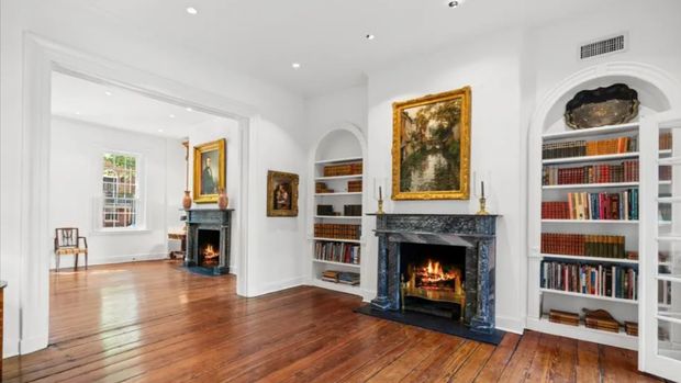 Rumah Bekas John F Kennedy Rumah bekas John F Kennedy di Washington, AS, resmi dijual. Harga rumah ini dibanderol US$ 7,5 juta atau sekitar Rp 124 miliar.