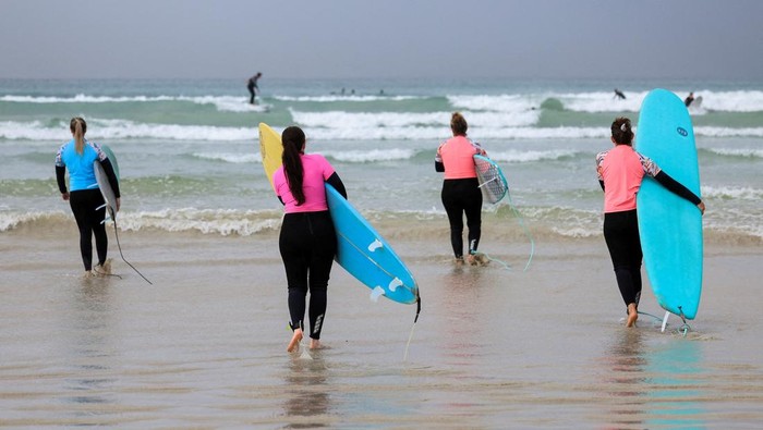 Participants of Moms on Board walk on their way to their weekly training session at Muizenberg Beach in Cape Town, South Africa, September 23, 2025. REUTERS/Esa Alexander