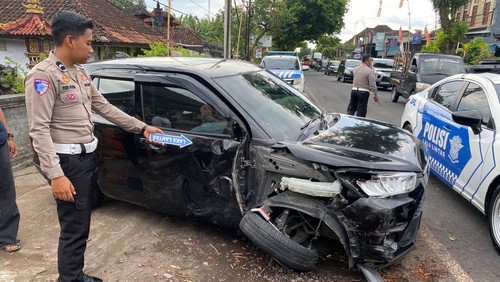 Salah satu kendaraan yang terlibat kecelakaan di Jalan Denpasar-Gilimanuk depan Koramil Mendoyo, Banjar Munduk, Desa Pohsanten, Kecamatan Mendoyo, Jembrana, Senin (20/10/2025). (Dok. Polres Jembrana)