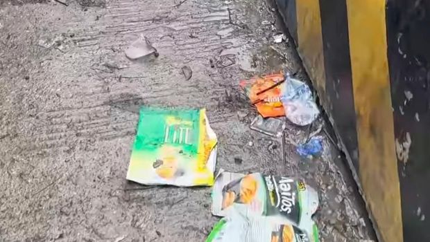 Sampah berserakan di Samosir yang diperlihatkan Arman Maulana, (Dok. instagram Arman Maulana) Sampah berserakan di Samosir yang diperlihatkan Arman Maulana, (Dok. instagram Arman Maulana)