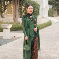 Ia melengkapi tampilannya dengan bros dan rantai berwarna emas yang disematkan di dada, serta anting bundar berornamen klasik. Sarwendah juga memilih tas kecil berwarna hijau dengan tali rantai emas serta sepatu pointed heels hijau berkilau yang senada dengan kebayanya. Foto: Instagram/@sarwendah29