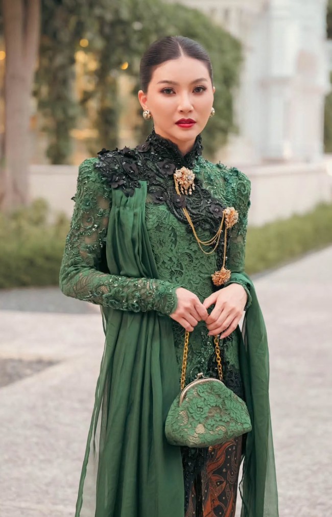 Sarwendah tampil anggun dalam kebaya hijau zamrud dengan sentuhan brokat bertekstur dan taburan payet yang mempermanis tampilan. Detail bordir di bagian bahu berwarna hitam menambah kesan tegas dan elegan. Foto: Instagram/@sarwendah29