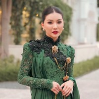 Sarwendah tampil anggun dalam kebaya hijau zamrud dengan sentuhan brokat bertekstur dan taburan payet yang mempermanis tampilan. Detail bordir di bagian bahu berwarna hitam menambah kesan tegas dan elegan. Foto: Instagram/@sarwendah29