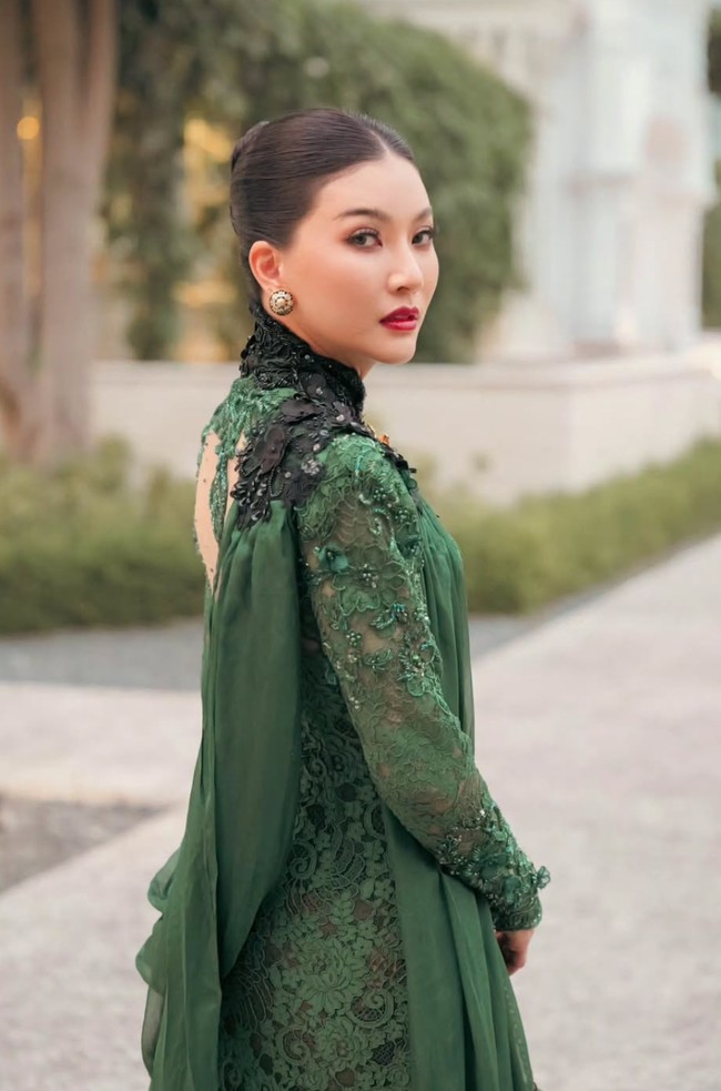 Riasan wajahnya tampak tegas dan bold. Pulasan lipstik merah marun, complexion flawless, serta eyeshadow lembut yang memberi kesan glamor dan elegan. Sementara rambutnya ditata sanggul rendah bergaya klasik oleh @emixu_hair. Tatanan ini membuat keseluruhan penampilan tampak lebih elegan dan berkelas. Foto: Instagram/@sarwendah29