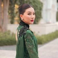 Riasan wajahnya tampak tegas dan bold. Pulasan lipstik merah marun, complexion flawless, serta eyeshadow lembut yang memberi kesan glamor dan elegan. Sementara rambutnya ditata sanggul rendah bergaya klasik oleh @emixu_hair. Tatanan ini membuat keseluruhan penampilan tampak lebih elegan dan berkelas. Foto: Instagram/@sarwendah29