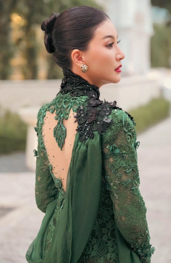 Bagian punggung kebaya dibuat terbuka dengan potongan berbentuk tetesan air, dihiasi bordir halus dan manik-manik yang memberi sentuhan sensual namun tetap sopan. Untuk bawahan, Sarwendah memadukan kebaya hijau dengan kain batik cokelat motif klasik. Foto: Instagram/@sarwendah29