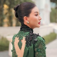Bagian punggung kebaya dibuat terbuka dengan potongan berbentuk tetesan air, dihiasi bordir halus dan manik-manik yang memberi sentuhan sensual namun tetap sopan. Untuk bawahan, Sarwendah memadukan kebaya hijau dengan kain batik cokelat motif klasik. Foto: Instagram/@sarwendah29