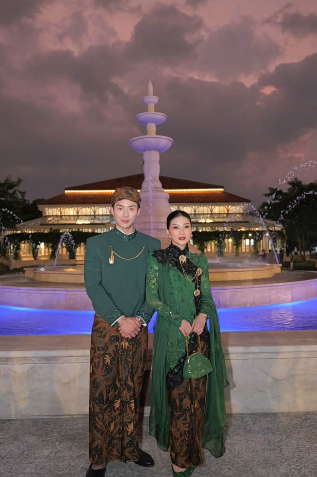 Dalam potret bersama Giorgio Antonio, keduanya tampil serasi. Giorgio mengenakan beskap hijau dan jarik bermotif senada. Diketahui keduanya bertolak ke Solo untuk mengahdiri sebuah acara. Foto: Instagram/@sarwendah29