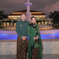 Dalam potret bersama Giorgio Antonio, keduanya tampil serasi. Giorgio mengenakan beskap hijau dan jarik bermotif senada. Diketahui keduanya bertolak ke Solo untuk mengahdiri sebuah acara. Foto: Instagram/@sarwendah29