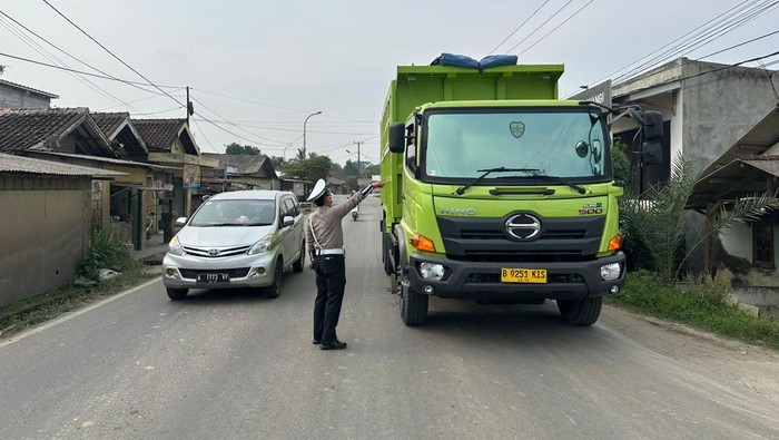 Satlantas Polres Serang menertibkan truk tambang yang melanggar jam operasinal di Jalan Raya Cikande–Rangkasbitung, Serang, Banten.