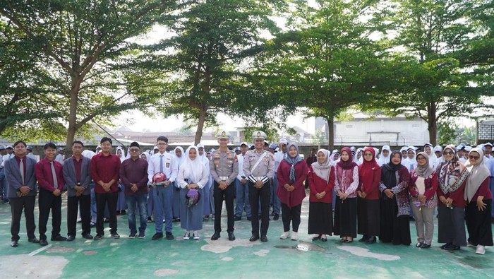 Satuan Lalu Lintas (Satlantas) Polres Malang menggelar kegiatan edukatif di SMK Budi Mulia, Kecamatan Pakisaji, Kabupaten Malang