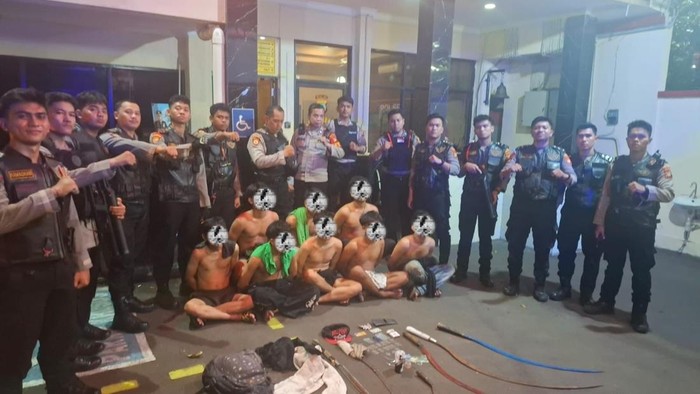 Sebanyak delapan orang pelaku tawuran ditangkap di Jalan Inspeksi Kramat Kembang XI, Jakpus. Mereka membawa narkoba, senjata hingga bom molotov. (dok Istimewa)