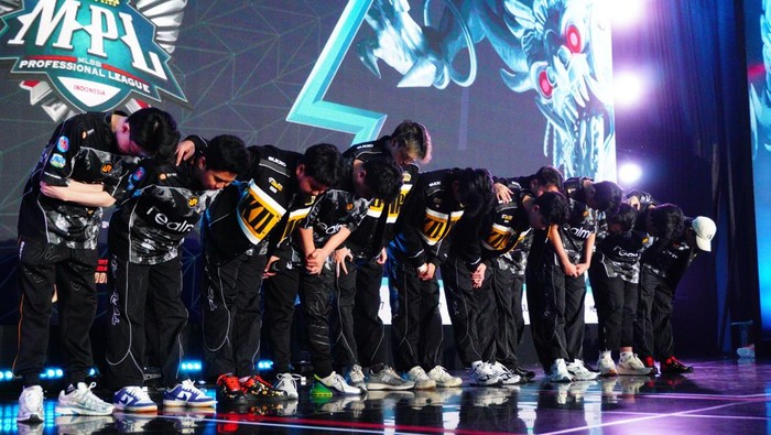 Untuk pertama kalinya dalam sejarah Mobile Legends: Bang Bang Professional League Indonesia (MPL ID), RRQ Hoshi tidak lolos playoff. Poin mereka tidak cukup banyak untuk bisa lanjut ke babak selanjutnya.