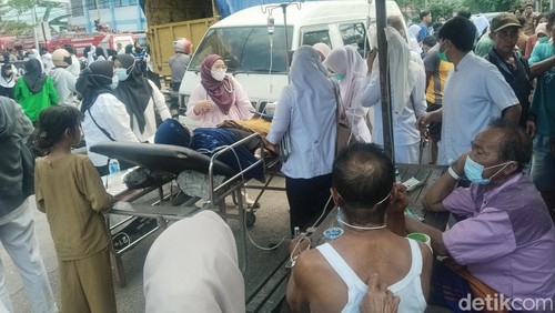 Sejumlah pasien RS dr Agung di Kota Bima, NTB, dirawat di luar ruangan saat kebakaran pada Senin (20/19/2025). (Foto: Rafiin/detikBali)
