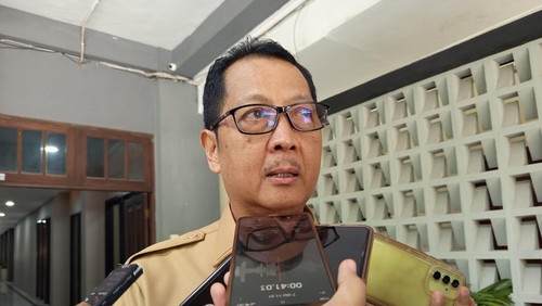 Sekda Mataram, Lalu Alwan Basri, saat diwawancarai di kantornya, Senin (20/10/2025). (Nathea Citra/detikBali)