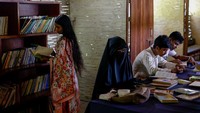 Dengan lebih dari 22.500 lulusan sejak awal tahun 2000-an, banyak di antaranya telah melanjutkan pendidikan tinggi dan berkarier profesional, program ini membantu mengangkat keluarga keluar dari kemiskinan. REUTERS/Mohammad Ponir Hossain
