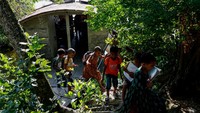 Bagi keluarga miskin di Bangladesh, sekolah apung menjadi simbol harapan dan masa depan yang lebih baik. REUTERS/Mohammad Ponir Hossain