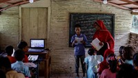 Dioperasikan oleh lembaga nirlaba Shidhulai Swanirvar Sangstha, sekolah perahu bertenaga surya ini berlayar dari desa ke desa, menyediakan pendidikan tanpa gangguan sepanjang tahun – bahkan selama musim hujan ketika sekolah konvensional tutup karena masalah konektivitas. REUTERS/Mohammad Ponir Hossain